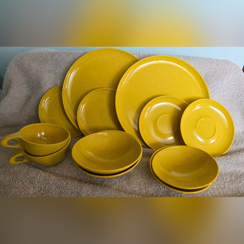 Holiday By Kenro Mustard 12 Piece Set